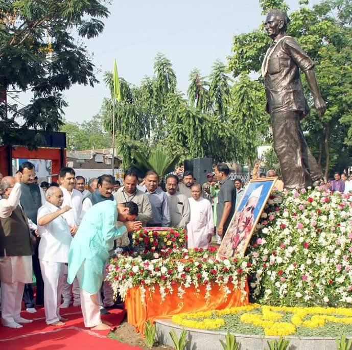 CM pays tribute to Mahagujarat Movement pathfinder Indu Chacha Yagnik