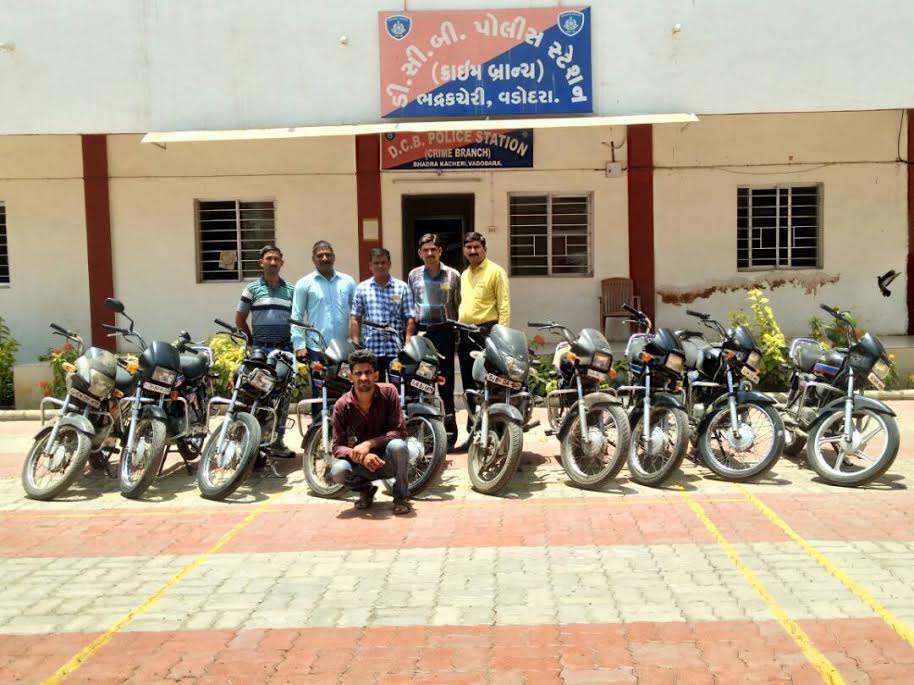 Vadodara Crime branch arrested bike thieve with 10 motorcycles