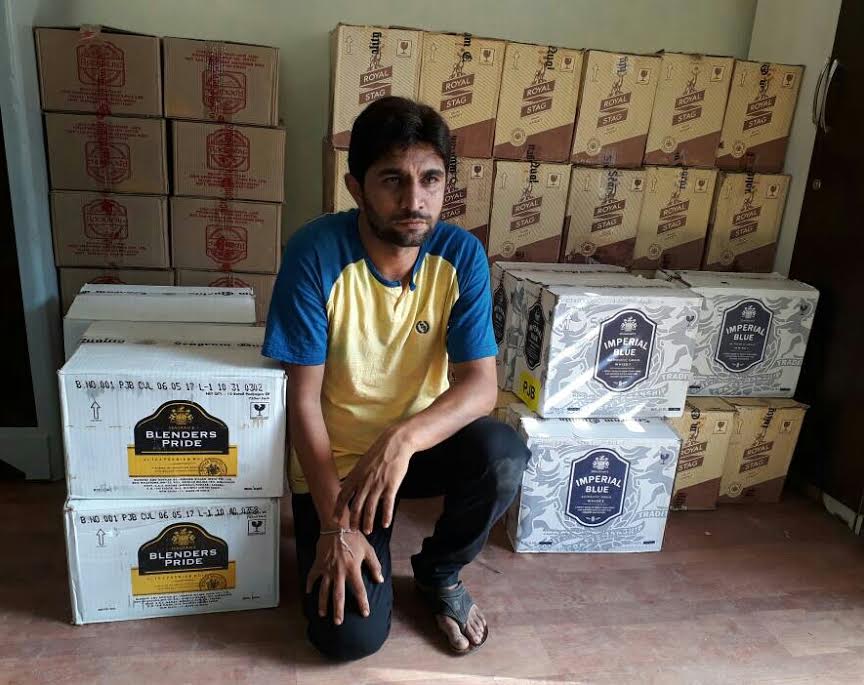 Vadodara crime branch arrested bootlegger with 48 boxes of liquor