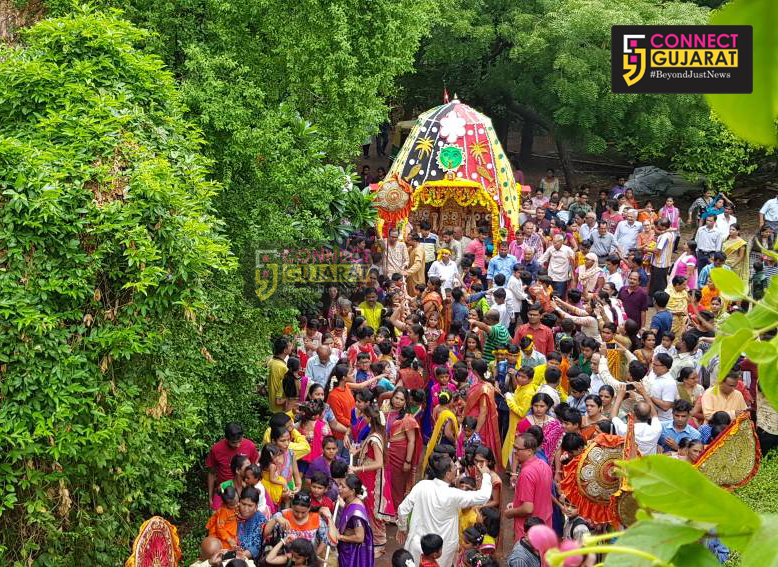 Little children pulled the Lord Rath on Rathyatra in Vadodara