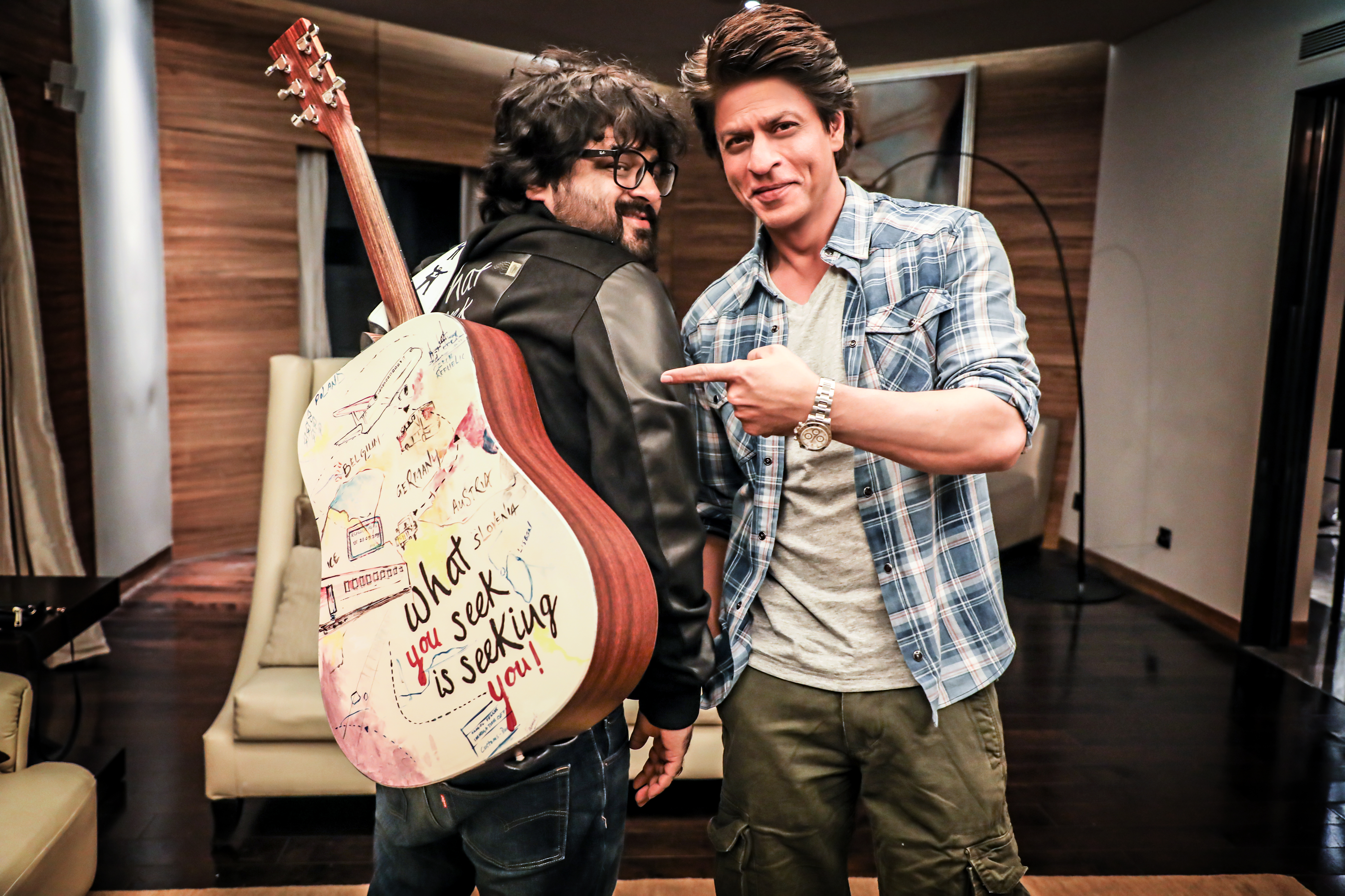 Shahrukh thanked Pritam Da and gifted him a Guitar