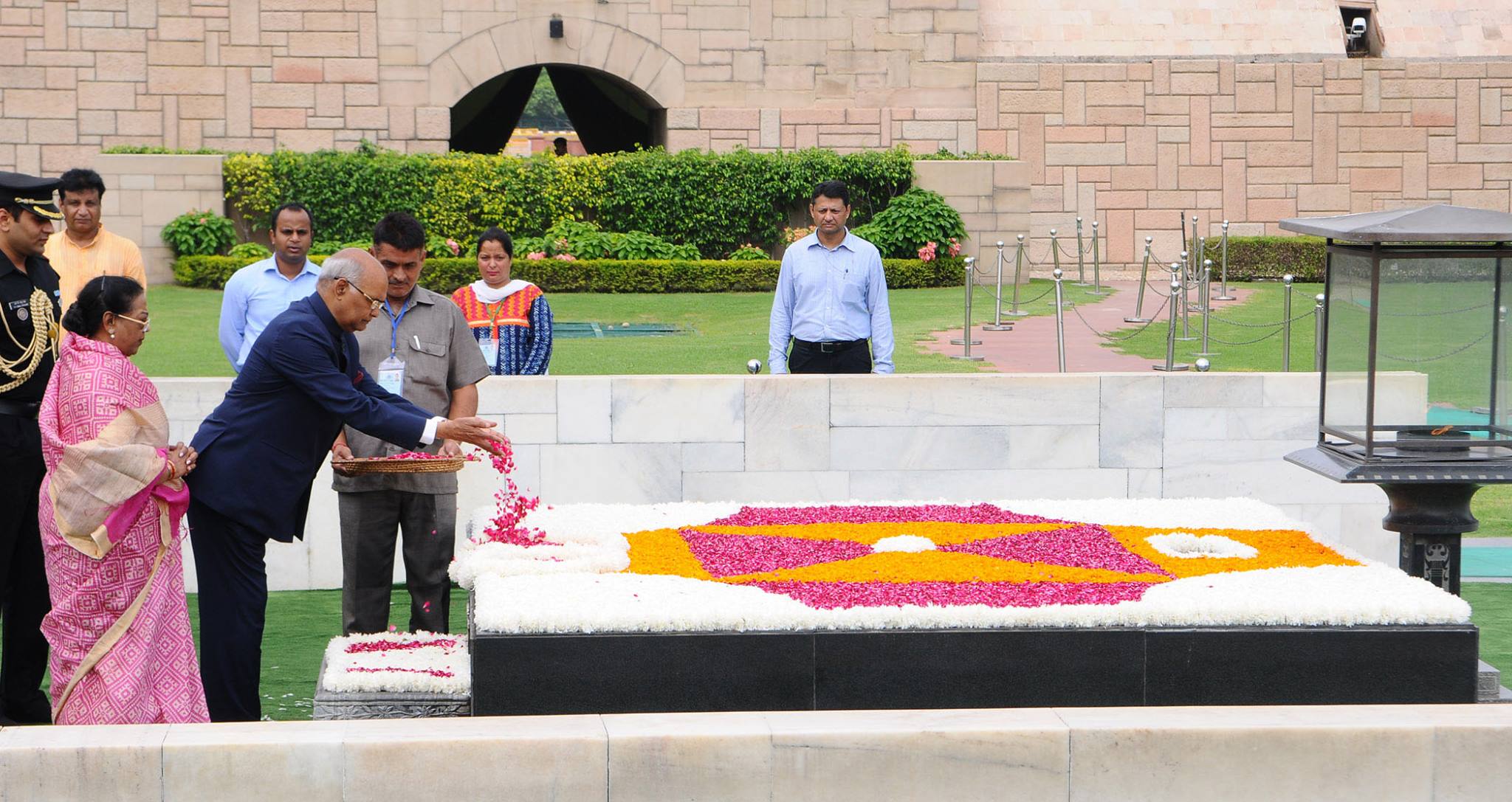 Ram Nath Kovind pays homage to Mahatma Gandhi