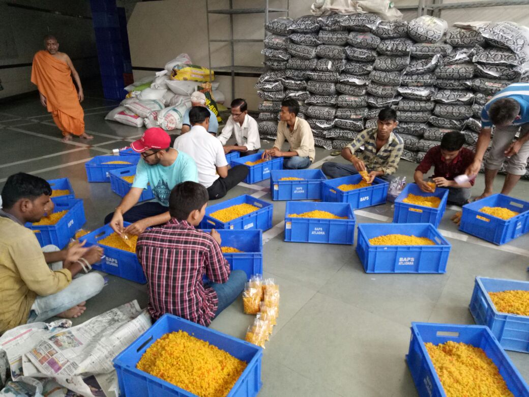 Atladara Swaminarayan temple prepare food packets for the flood affected