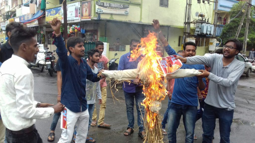Congress members burn effigy of Yogi Adityanath