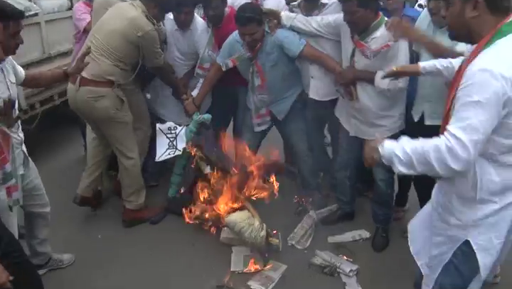 Congress burned effigy of Amit Shah in Vadodara