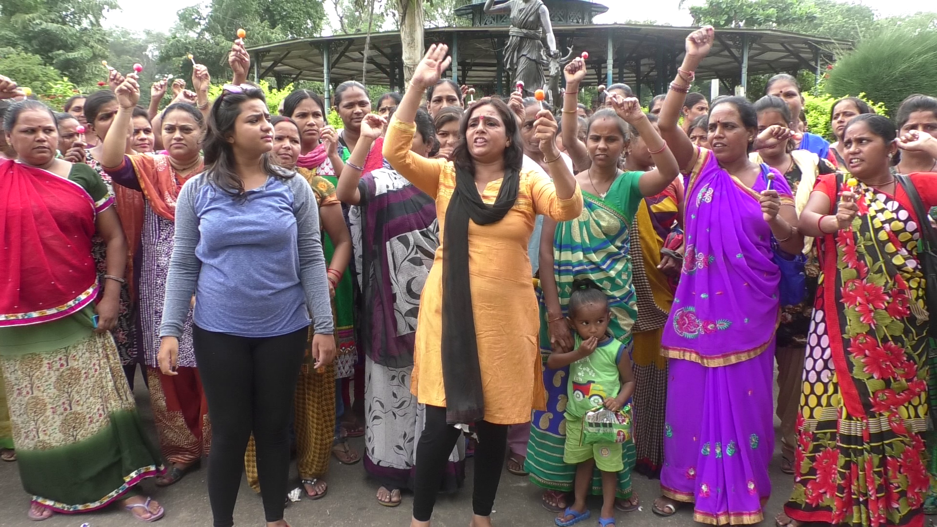 Asha workers protest against 30% incentive