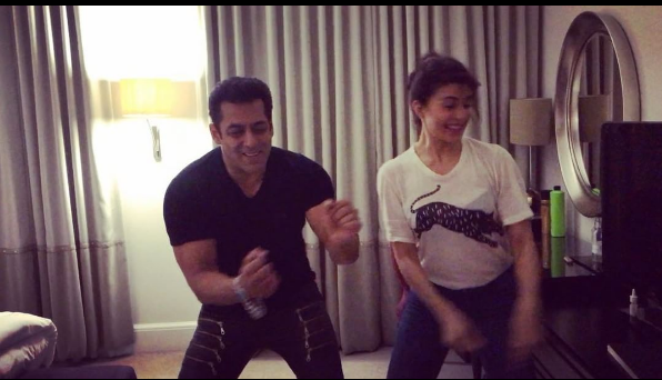 Jacqueline Fernandez and Salman Khan dance on Chalti Hai Kya 9 se 12