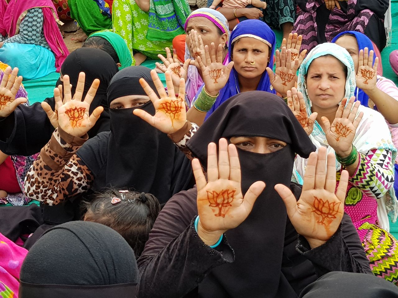 Muslim ladies with lotus print in their hands wish PM Modi