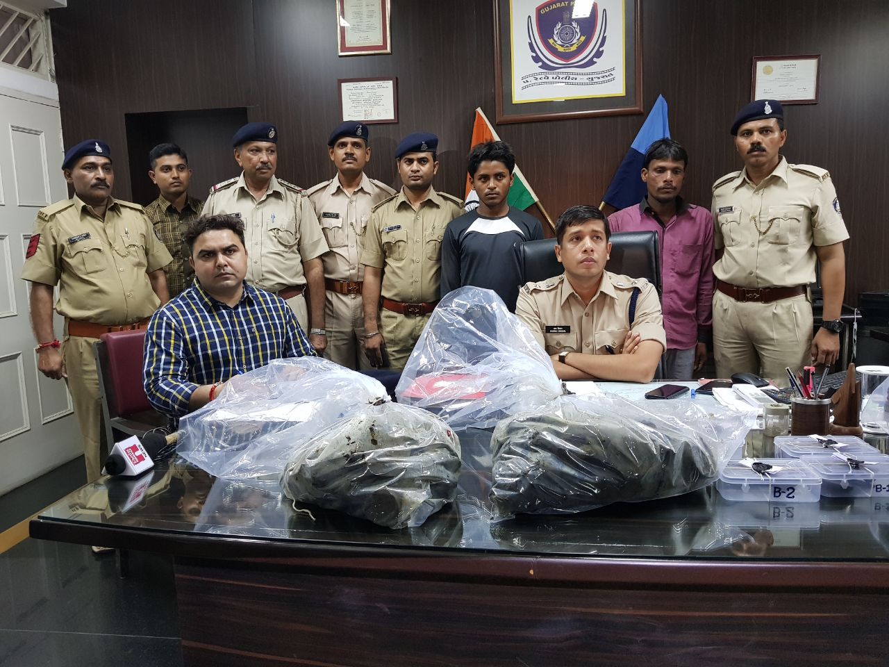 Railway Police arrested two with 11.965kgs of Charas