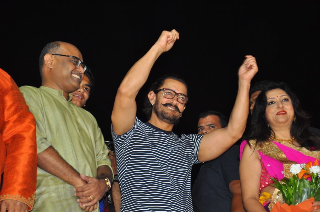 Aamir Khan entertain Vadodara on busy garba Sunday night