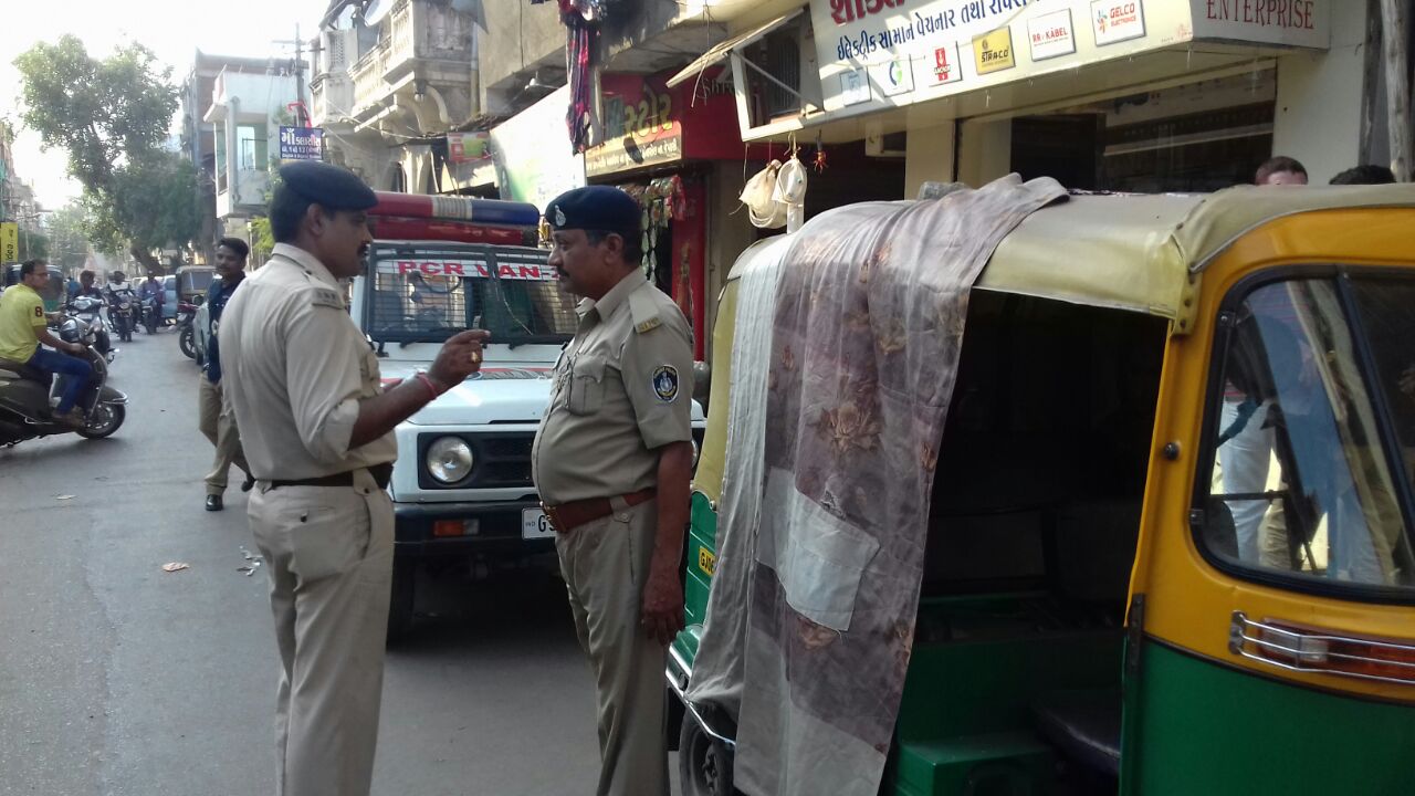 Rickshaw driver found dead inside his auto rickshaw