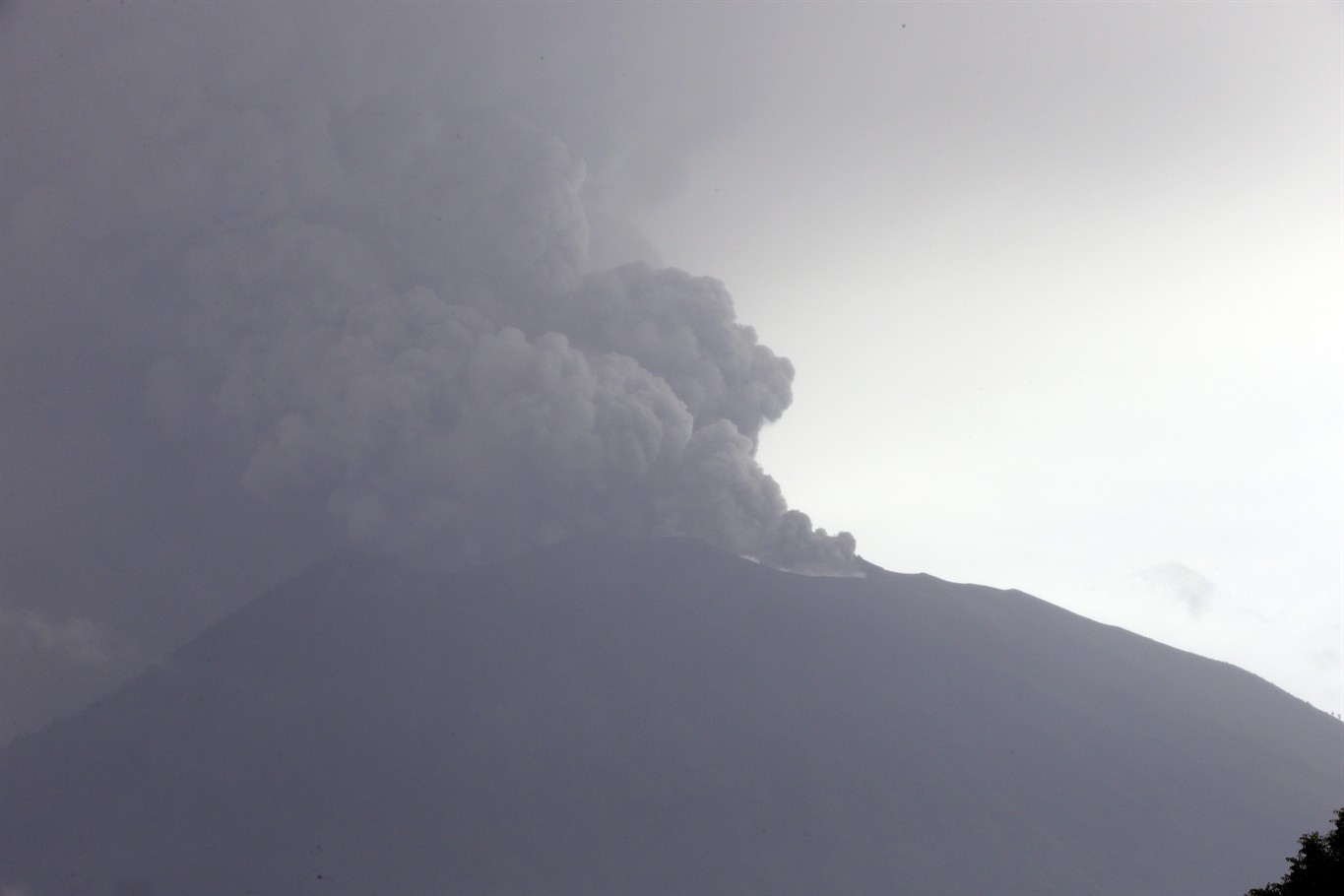 Bali volcano alert raised to highest, airport closed