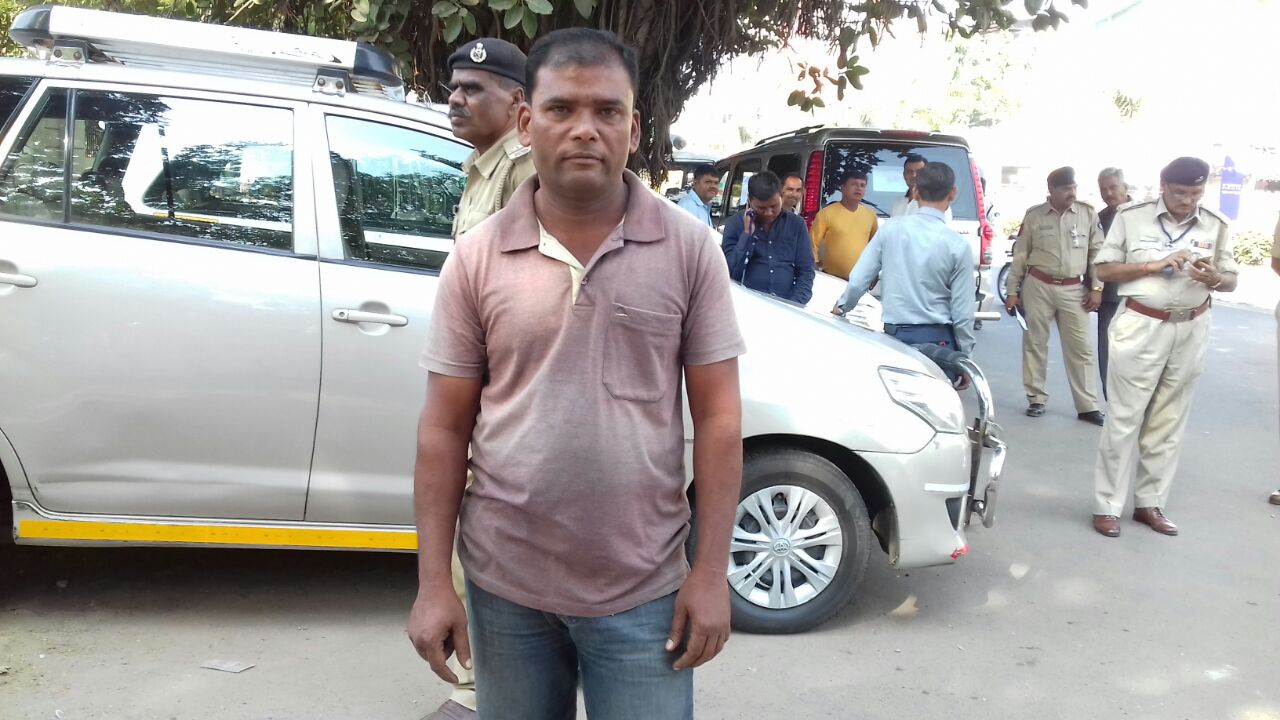 Rickshaw driver fan of Rahul Gandhi disheartened in Vadodara