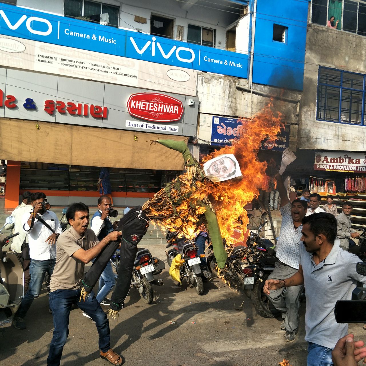 Prajapati samaj in Vadodara burn effigy of CM Vijay Rupani