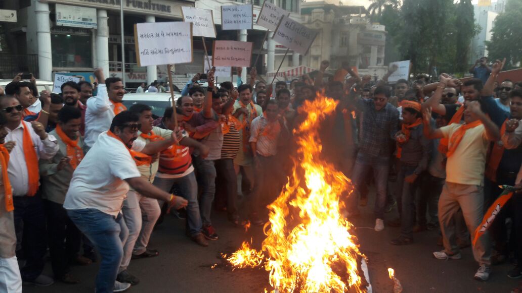 BJP supporters in Vadodara burn effigy of Shaktisinh Gohil
