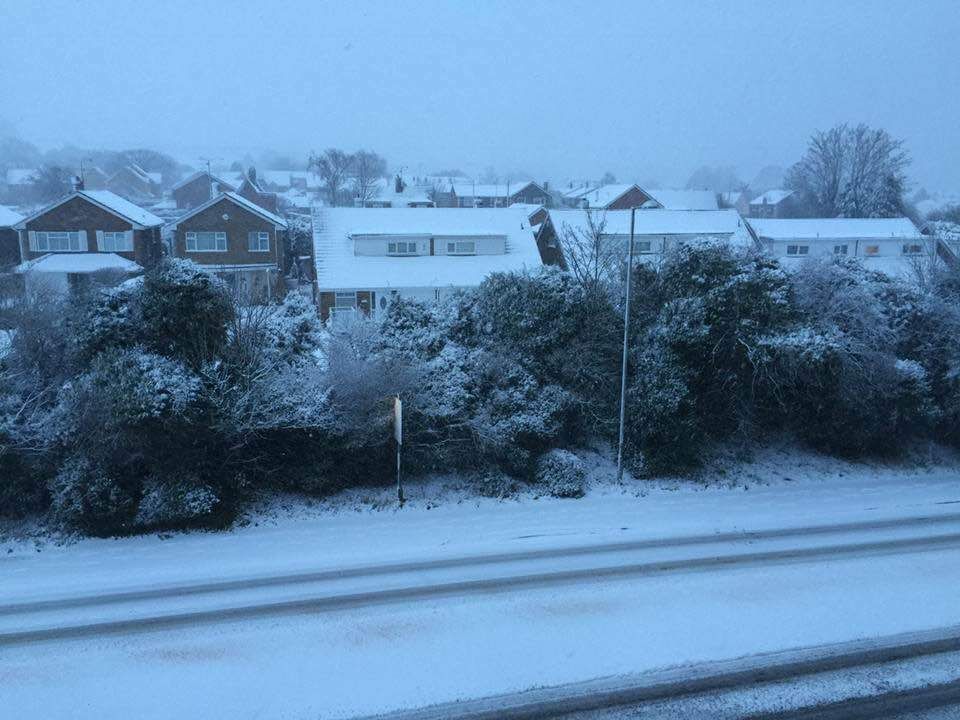 Heavy snow cancel flights in UK