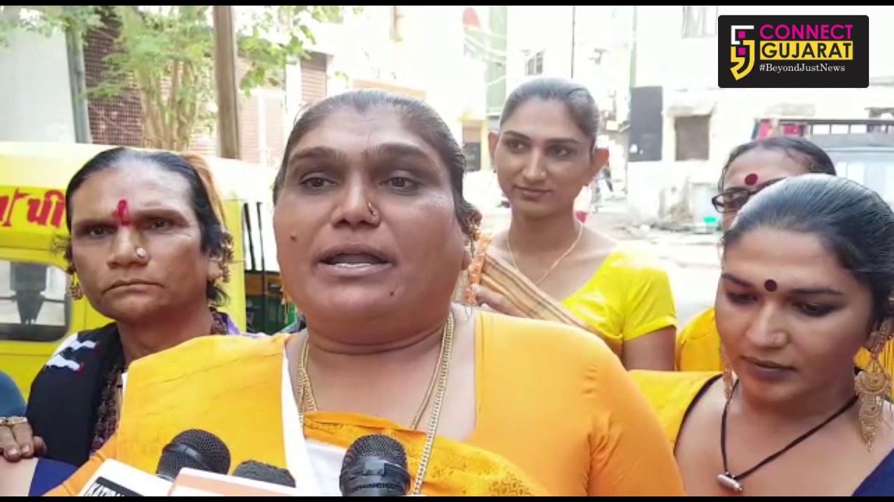 Eunuchs vote wearing orange sarees in Vadodara