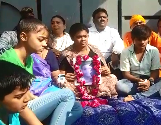 Vali Mandal along with parents of Het Chauhan gives tribute to him