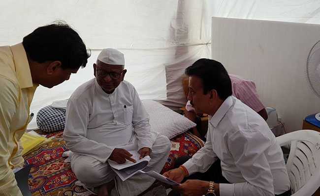 Anna Hazares movement may end tomorrow, Maharashtra minister meets
