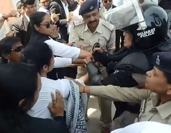 Clash between women lawyers and police