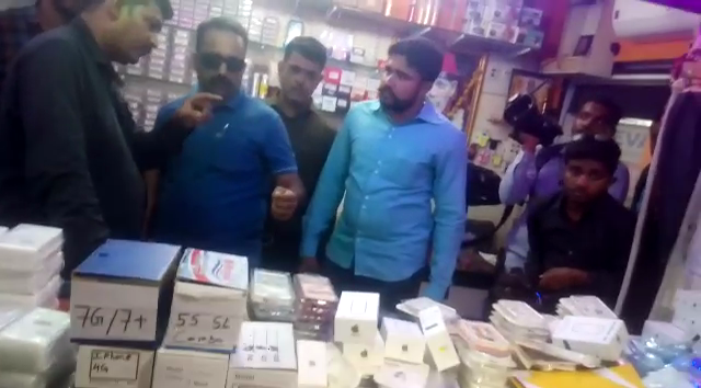 Vadodara PCB team raided on mobile shops in Vadodara selling duplicate accessories of branded mobile companies