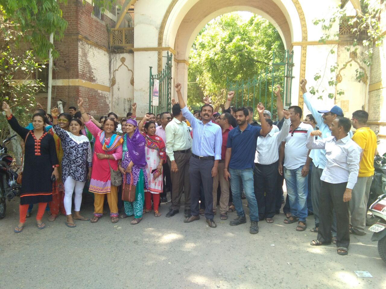 Parents of Baroda High School Baggikhana in Vadodara protest against the extra term fees
