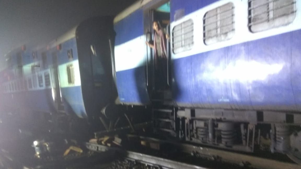 3 coaches of Mumbai-Howrah Mail derail in Maharashtra