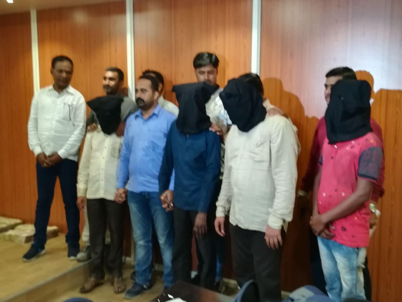 Vadodara PCB team arrested four with old currency worth 99lakhs