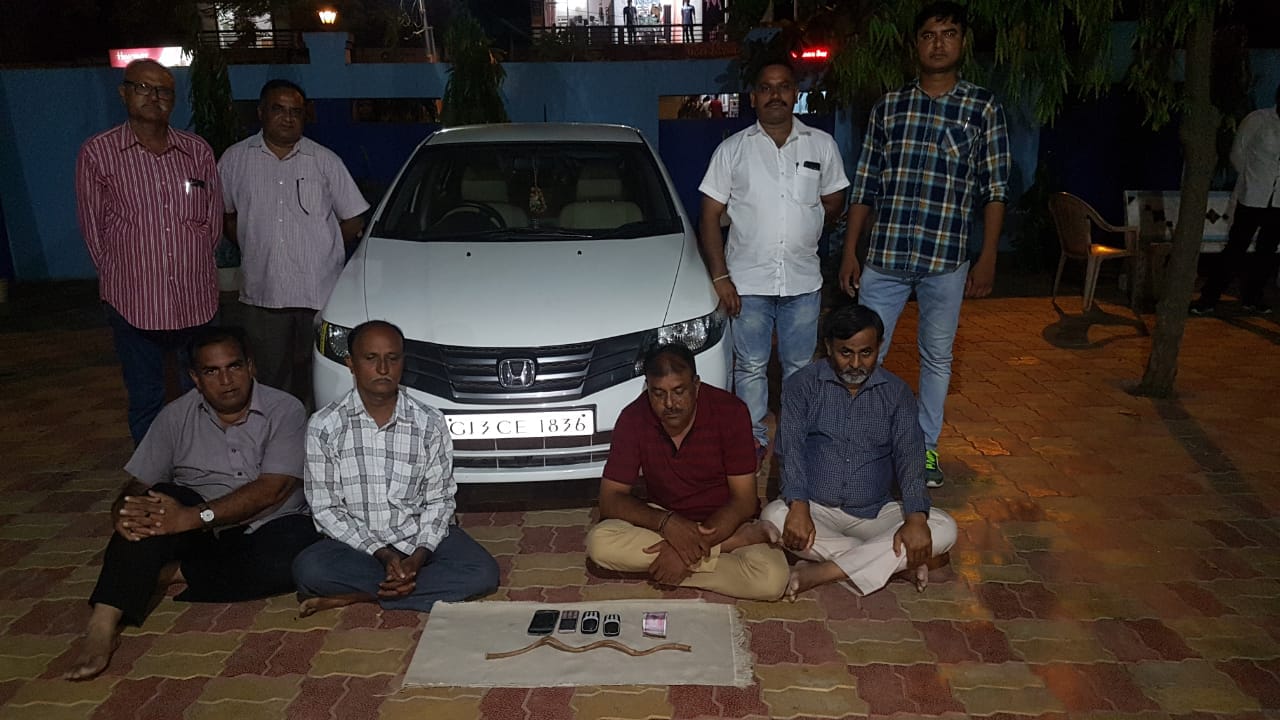 Vadodara SOG team caught a gang cheating people in the name of magic stick