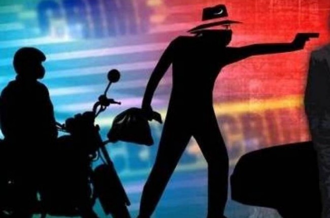 Bike borne youths looted a businessman with 3.3lakh cash