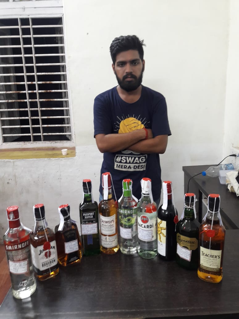 Vadodara crime branch arrested one with branded costly liquor from Akota area