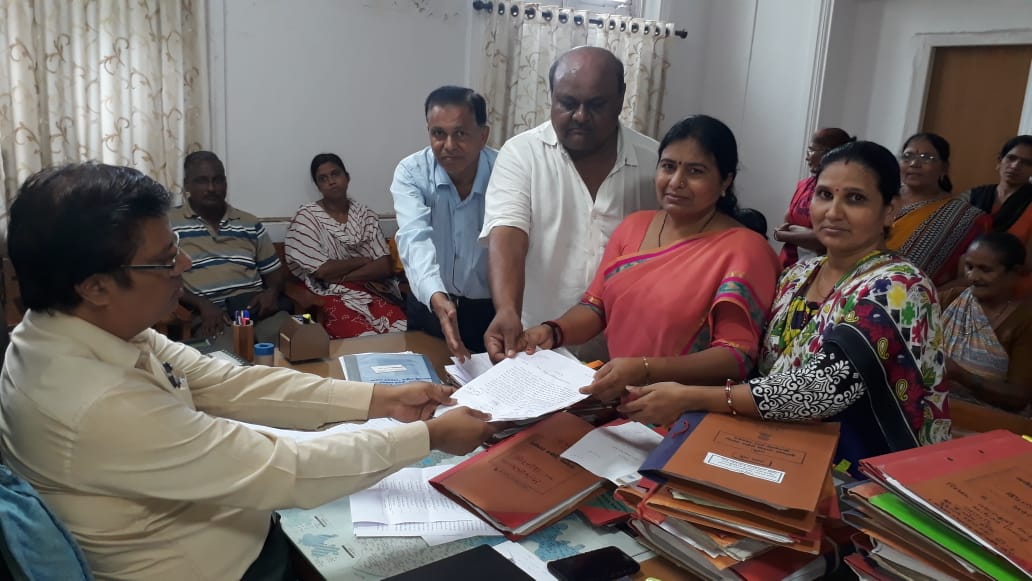 Residents of nearby societies in Navayard area gave memorandum to Collector