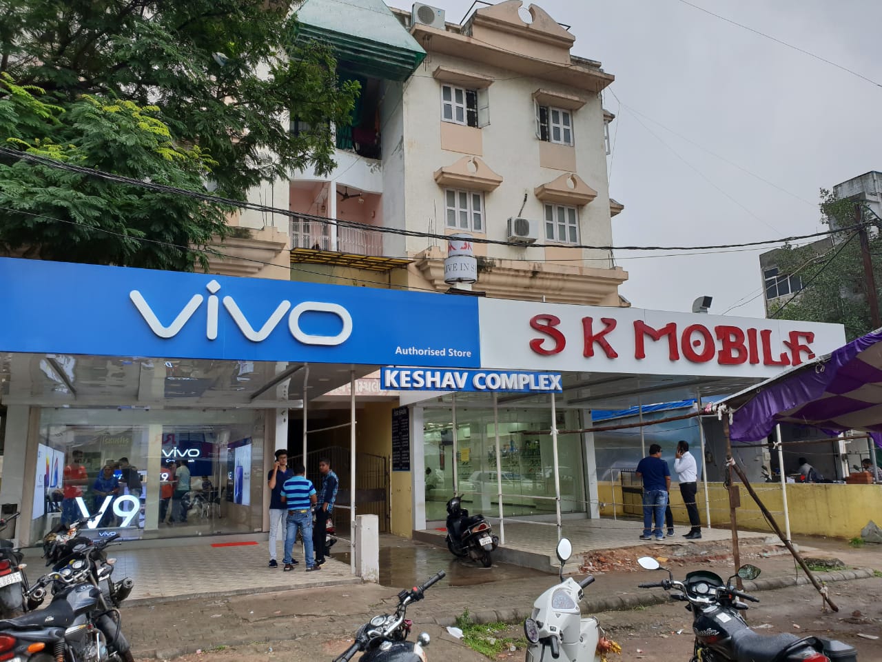 Theft inside S.K. Mobiles Urmi Char Rasta branch in Vadodara