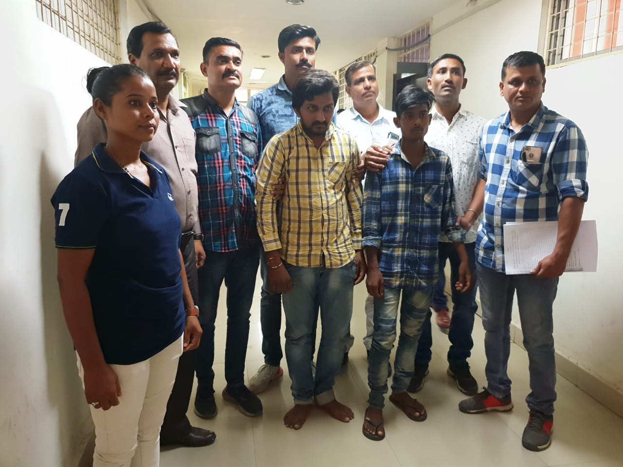 Vadodara crime branch arrested a gang of thieves involved in stealing items after inside shops