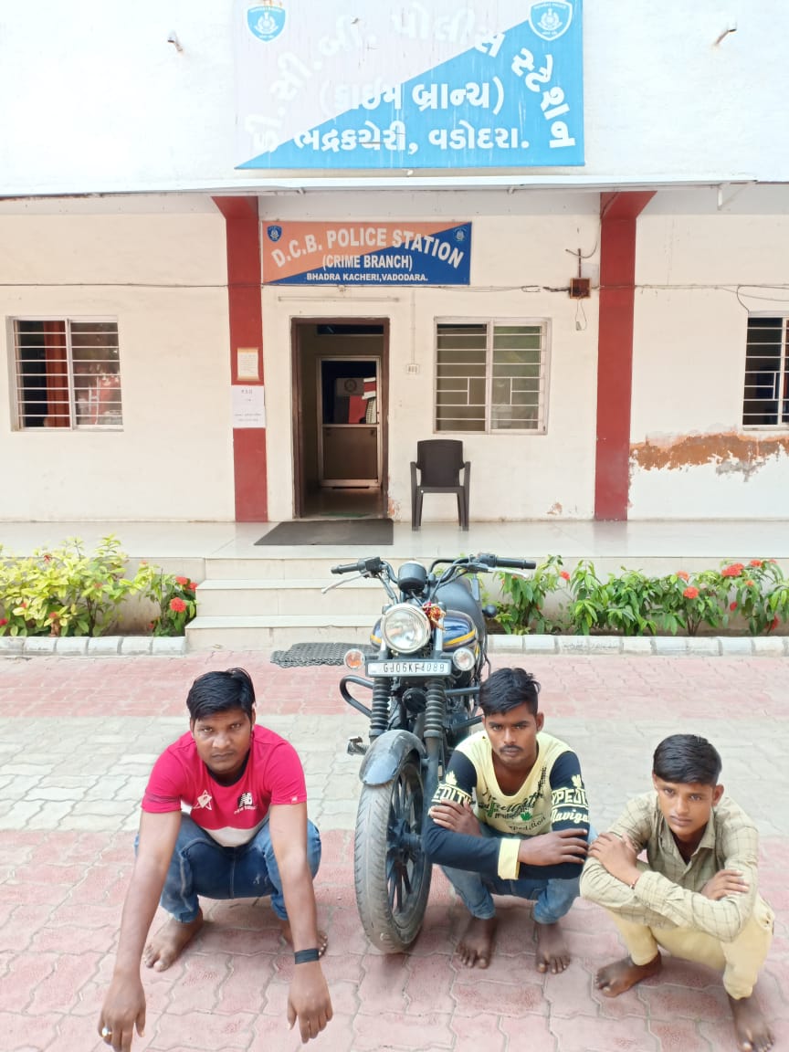 Vadodara crime branch arrests three accused involved in chain snatching