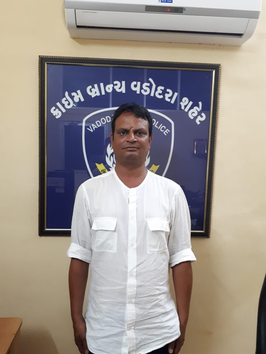 Vadodara crime branch arrested one accused wanted in prohibition case