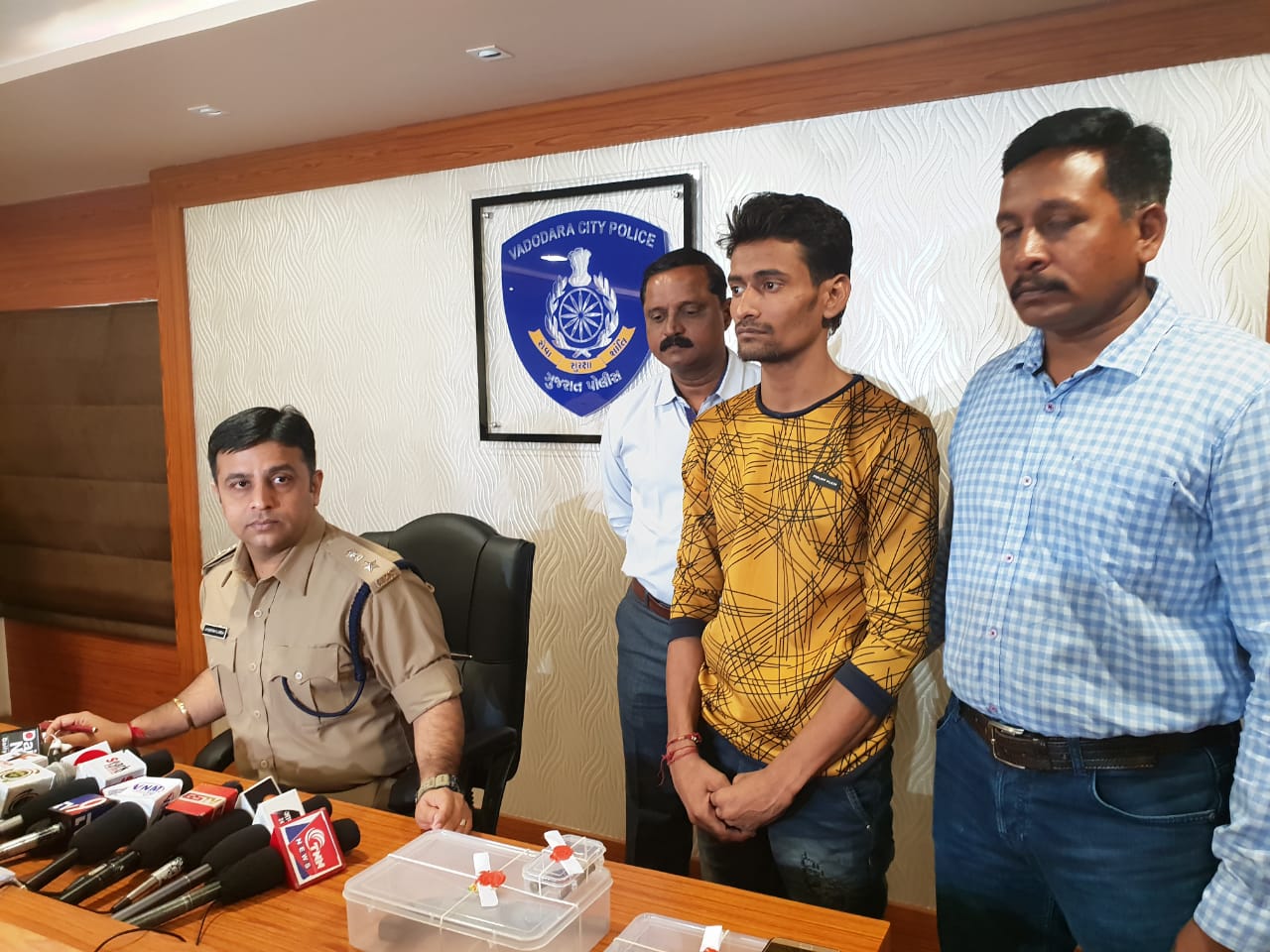 Vadodara crime branch arrested one with local made pistol and live cartridges