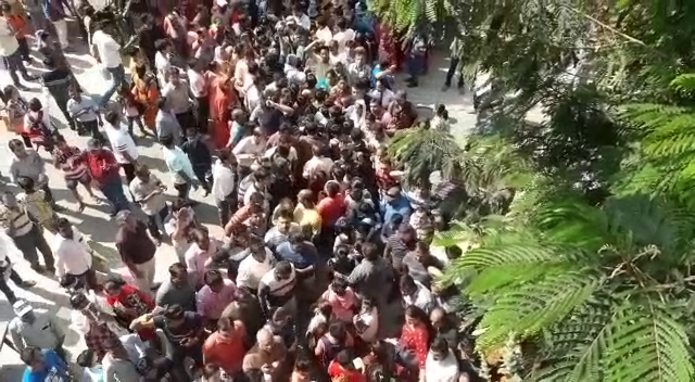 Students of IIT Ashram institute stuck at exam centre in MSU due to mismanagement