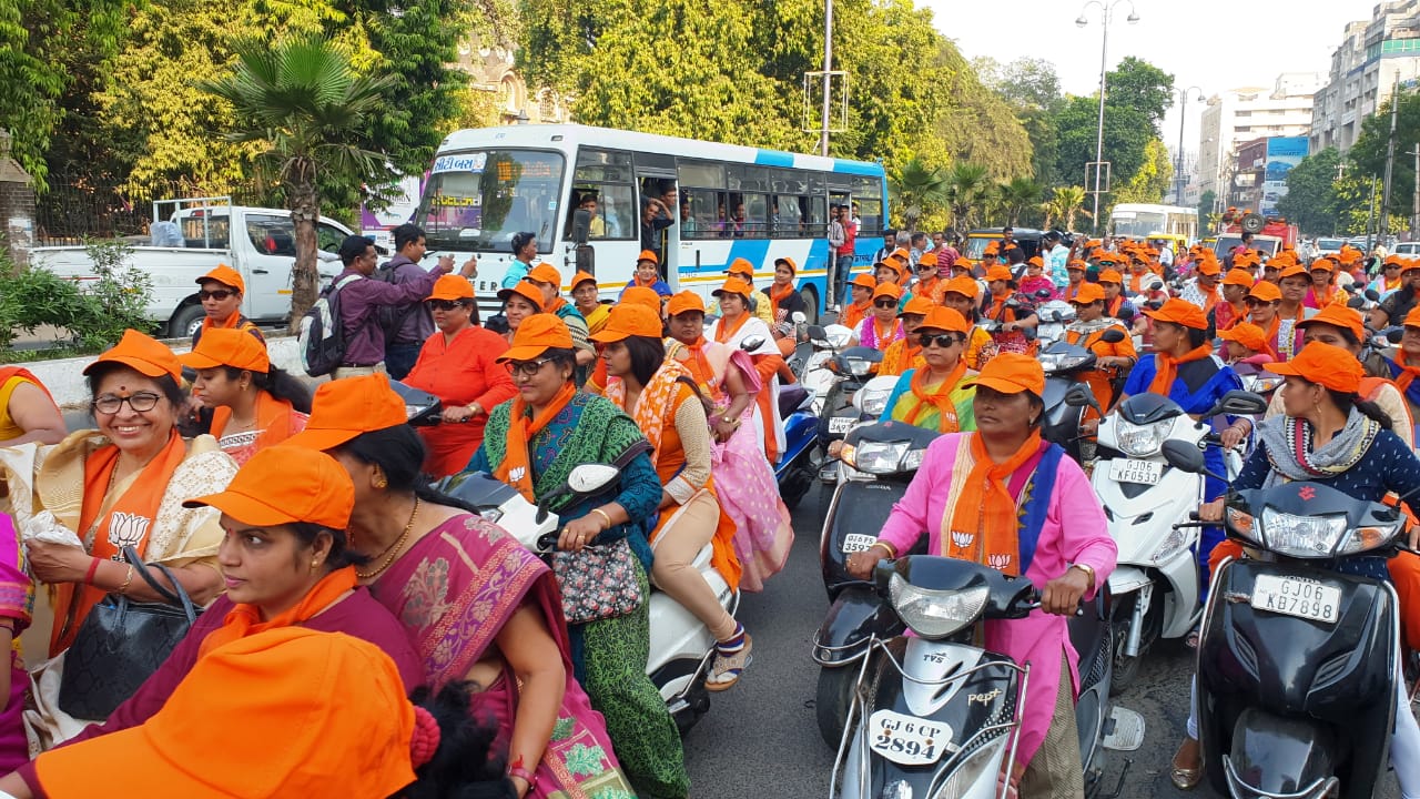Without helmets BJP women wing took out scooter rally in Vadodara