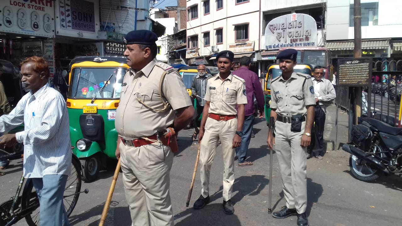 Road passing from Mangal Bazaar cleared by VMC and traffic police