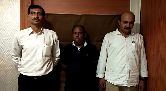 Vadodara crime branch arrested three employees of Sahara for cheating