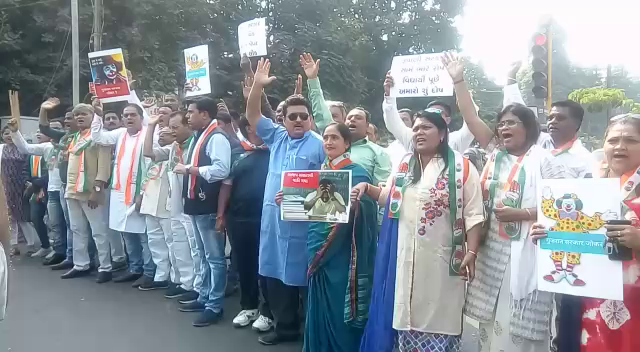 Vadodara Congress protest against the LRD paper leak matter