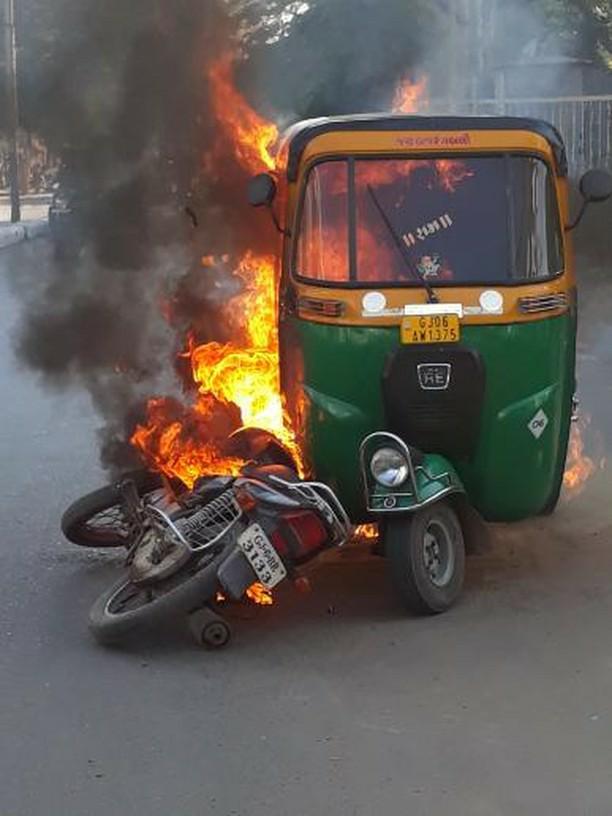 Autorickshaw and bike caught fire in Vadodara