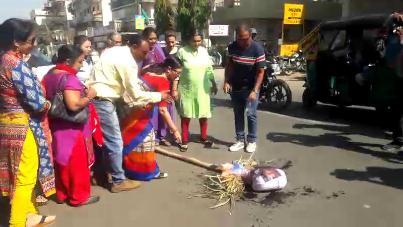 Members of Mahila Suraksha Samiti burn effigy of cricketer Hardik Pandya
