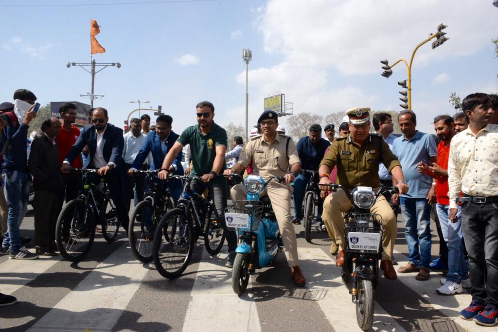 Vadodara police commissioner ride e bike on city road