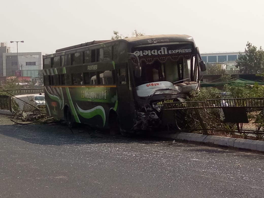 Bus met with accident in Vadodara