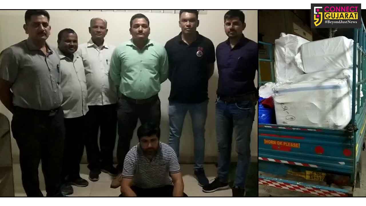 Vadodara PCB team caught one for selling duplicate shirts T-shirt of branded companies