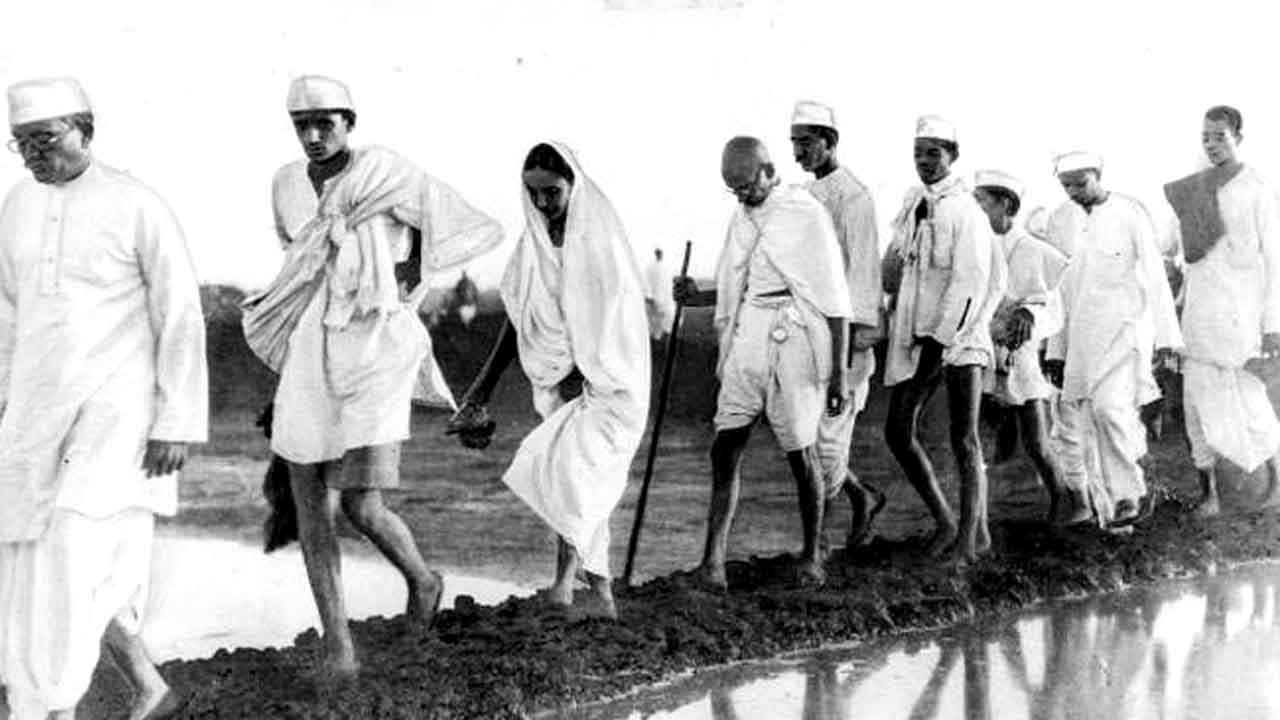 Mahatma Gandhi Wanted Congress Disbanded After 1947: PM Modis Attack as Party Meets in Gujarat
