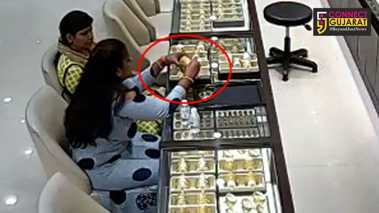 CCTV caught two women in Vadodara stealing gold bangles from a showroom