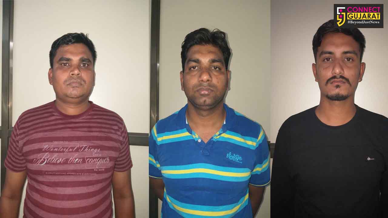 Vadodara ACB team caught two police constables for accepting bribe